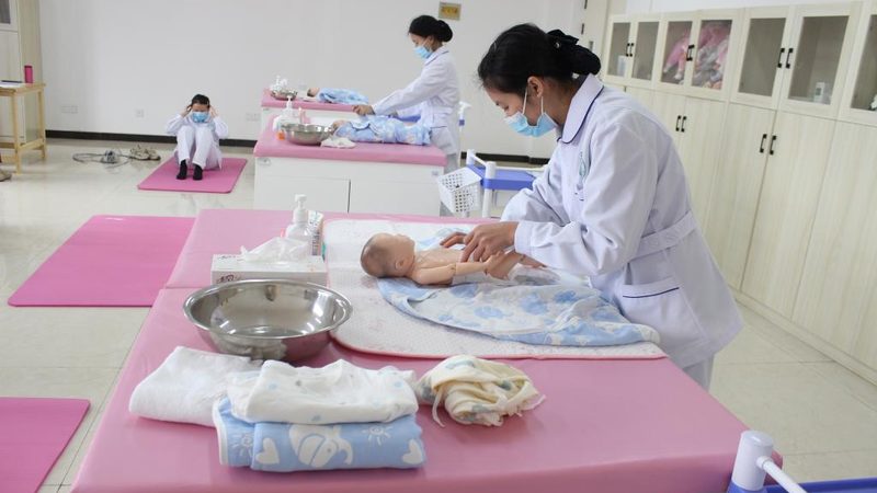 小标题：产后恢复，月嫂助力
