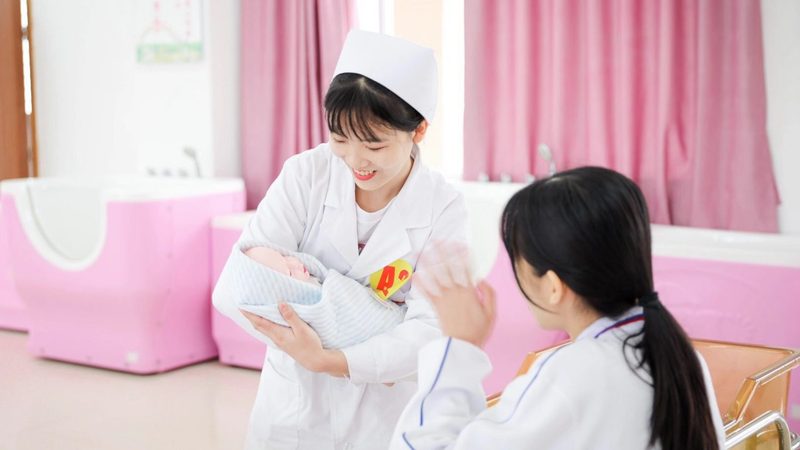 住家月嫂，月入过万？揭秘靠谱薪资背后的真相**